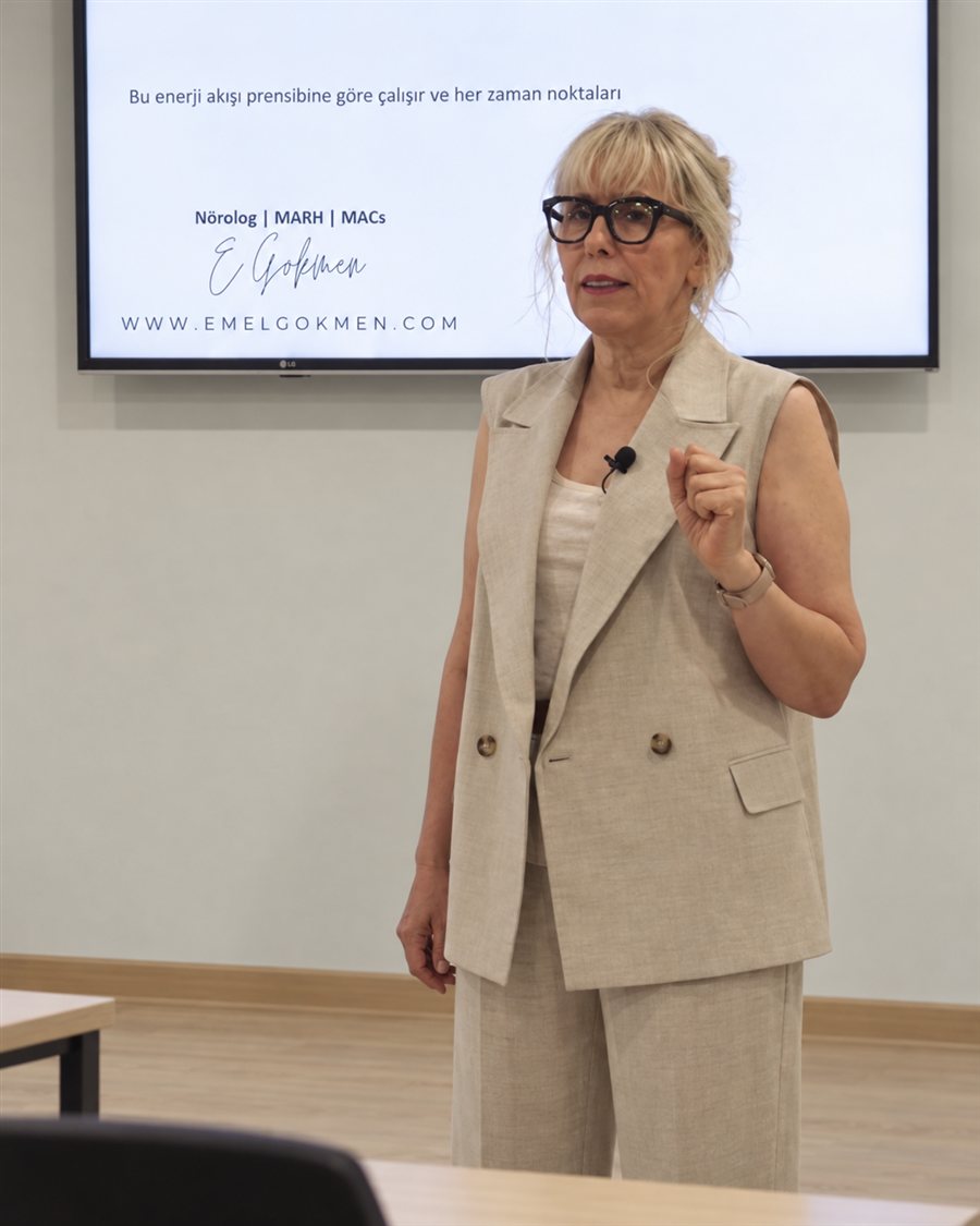 Dr. Emel Gökmen eğitim verirken